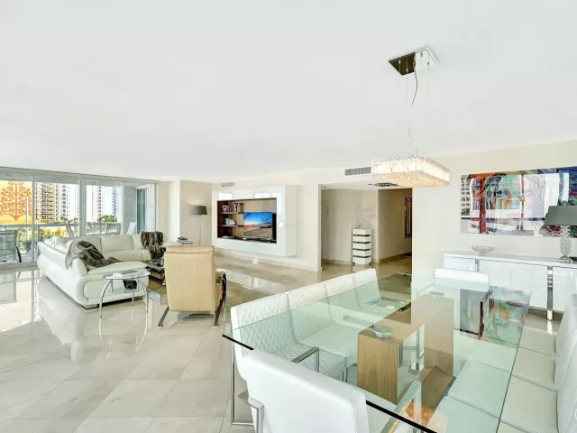 3-bedroom condo for sale in Sunny Isles Beach - 16400 Collins Avenue 641 - MondialRealty