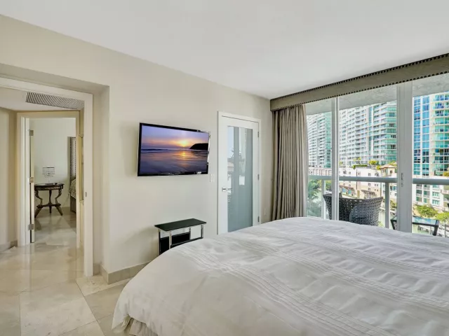 3-bedroom condo for sale in Sunny Isles Beach - 16400 Collins Avenue 641 - MondialRealty