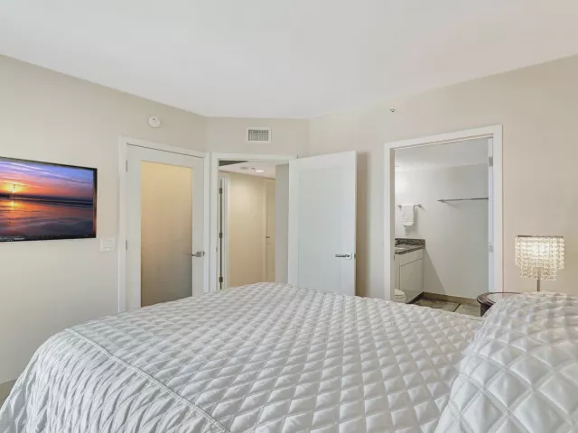 3-bedroom condo for sale in Sunny Isles Beach - 16400 Collins Avenue 641 - MondialRealty