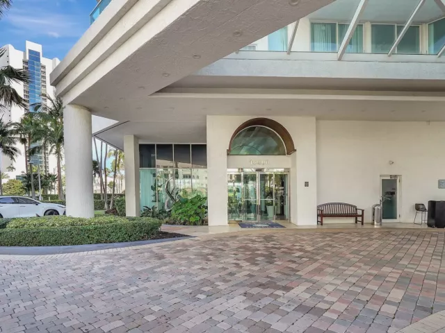 3-bedroom condo for sale in Sunny Isles Beach - 16400 Collins Avenue 641 - MondialRealty