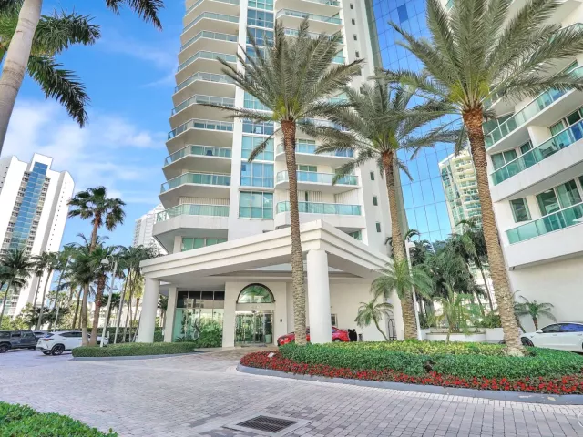 3-bedroom condo for sale in Sunny Isles Beach - 16400 Collins Avenue 641 - MondialRealty