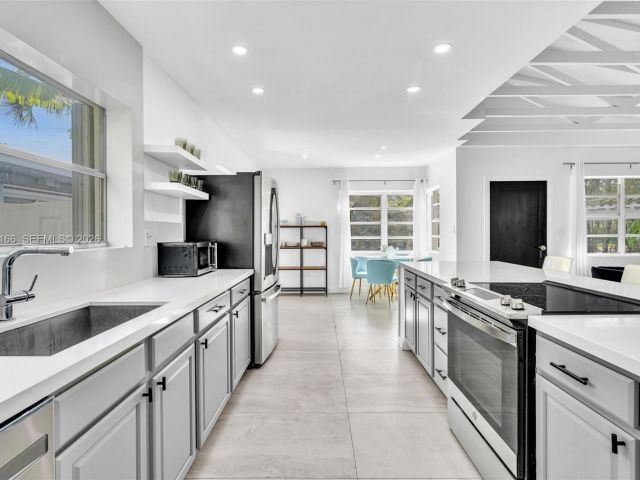 3-bedroom home for sale in Surfside - 9264 Byron Ave - MondialRealty