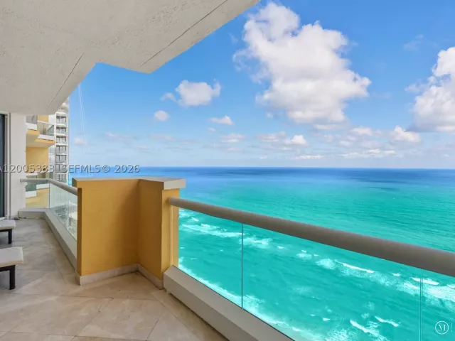 3-bedroom condo for rent in Sunny Isles Beach - 17875 Collins Ave 3305 - MondialRealty