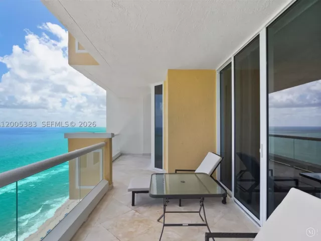 3-bedroom condo for rent in Sunny Isles Beach - 17875 Collins Ave 3305 - MondialRealty