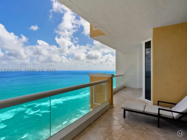 3-bedroom condo for rent in Sunny Isles Beach - 17875 Collins Ave 3305 - MondialRealty
