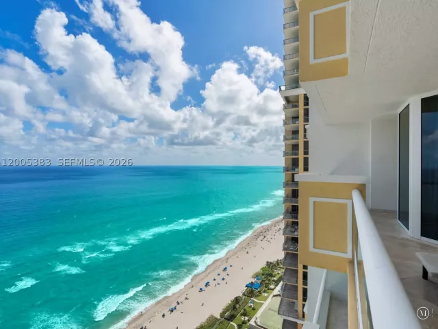 3-bedroom condo for rent in Sunny Isles Beach - 17875 Collins Ave 3305 - MondialRealty