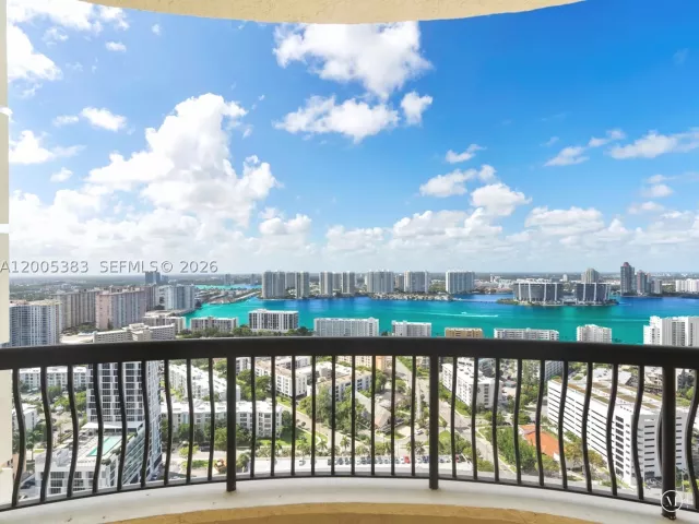 3-bedroom condo for rent in Sunny Isles Beach - 17875 Collins Ave 3305 - MondialRealty