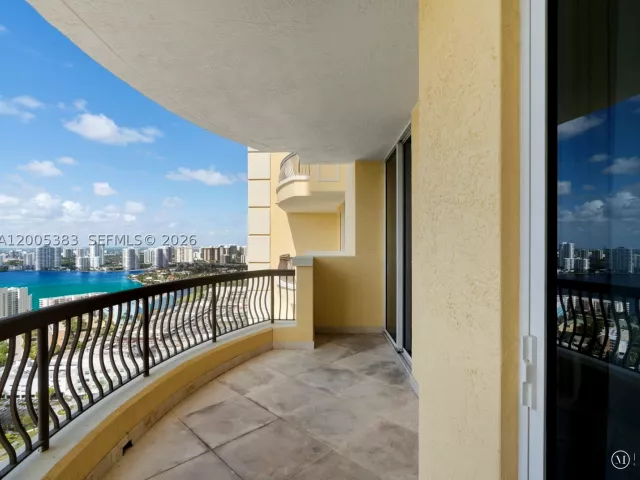 3-bedroom condo for rent in Sunny Isles Beach - 17875 Collins Ave 3305 - MondialRealty