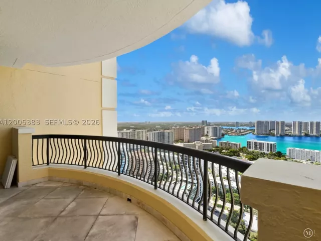 3-bedroom condo for rent in Sunny Isles Beach - 17875 Collins Ave 3305 - MondialRealty
