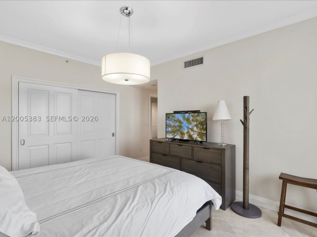 3-bedroom condo for rent in Sunny Isles Beach - 17875 Collins Ave 3305 - MondialRealty