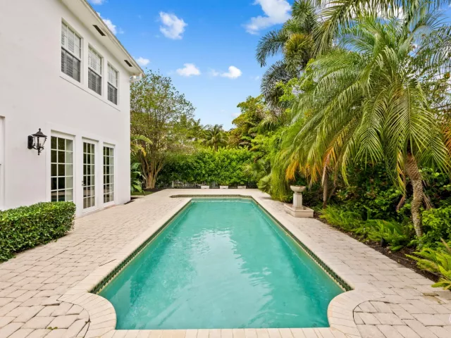 4-bedroom home for sale in Fort Lauderdale - 1421 SW 20th Court - MondialRealty