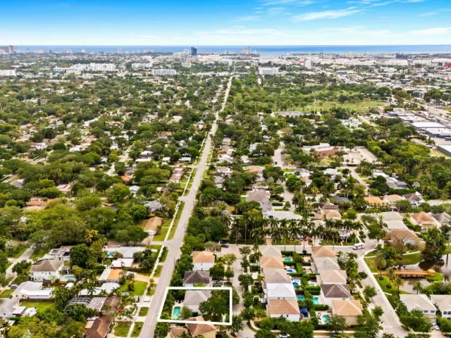 4-bedroom home for sale in Fort Lauderdale - 1421 SW 20th Court - MondialRealty