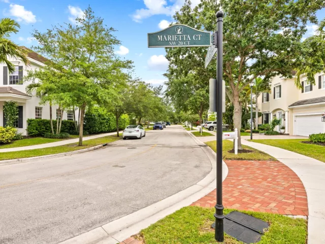 4-bedroom home for sale in Fort Lauderdale - 1421 SW 20th Court - MondialRealty