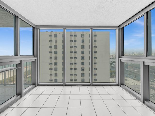 2-bedroom condo for rent in Miami Beach - 2655 Collins Avenue Unit 1710 - MondialRealty