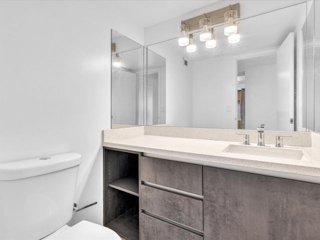 2-bedroom condo for rent in Miami Beach - 2655 Collins Avenue Unit 1710 - MondialRealty