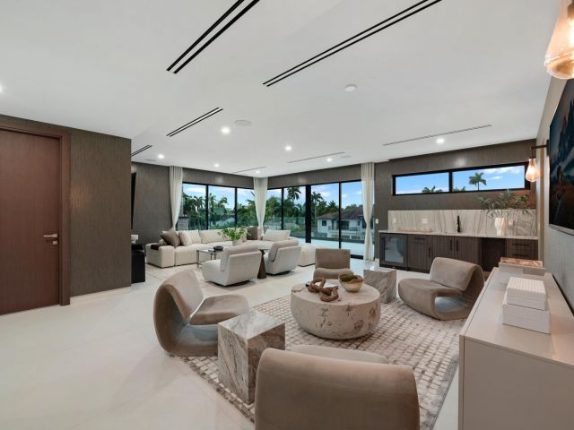 8-bedroom home for sale in Fort Lauderdale - 441 Isle Of Palms Drive - MondialRealty