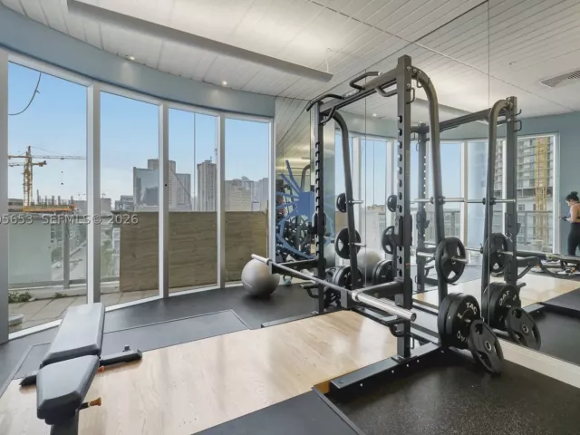 3-bedroom condo for rent in Miami - 185 SW 7th St 1511 - MondialRealty