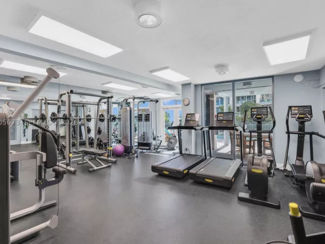 3-bedroom condo for rent in Miami Beach - 1500 Ocean Dr 1003 - MondialRealty
