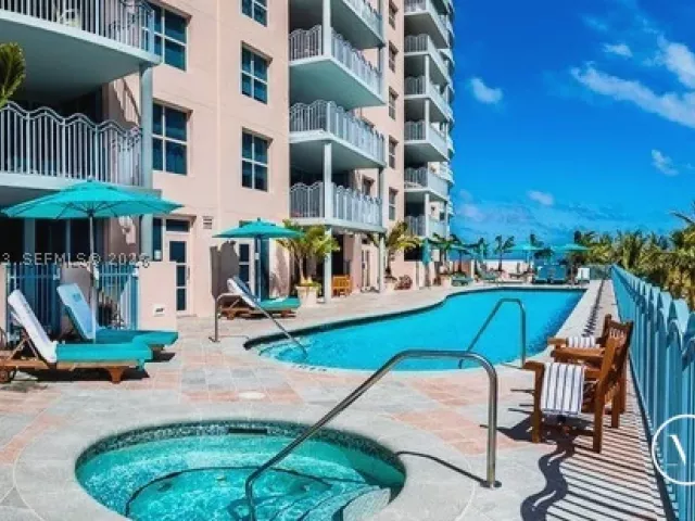 3-bedroom condo for rent in Miami Beach - 1500 Ocean Dr 1003 - MondialRealty