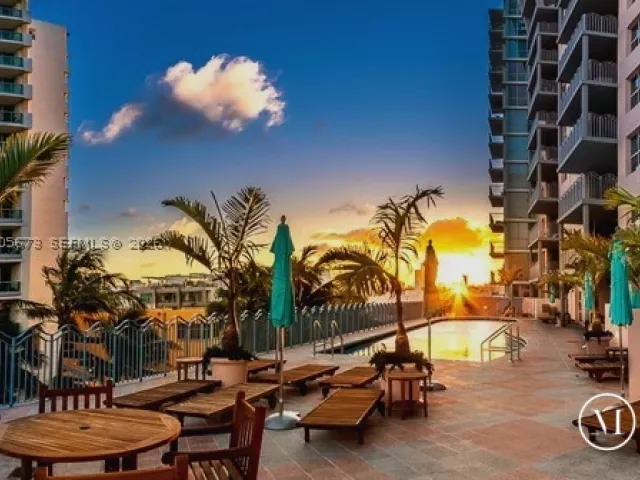 3-bedroom condo for rent in Miami Beach - 1500 Ocean Dr 1003 - MondialRealty