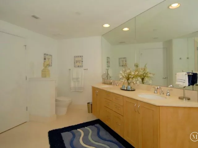 2-bedroom condo for rent in Fort Lauderdale - 2821 N Ocean Boulevard 401s - MondialRealty