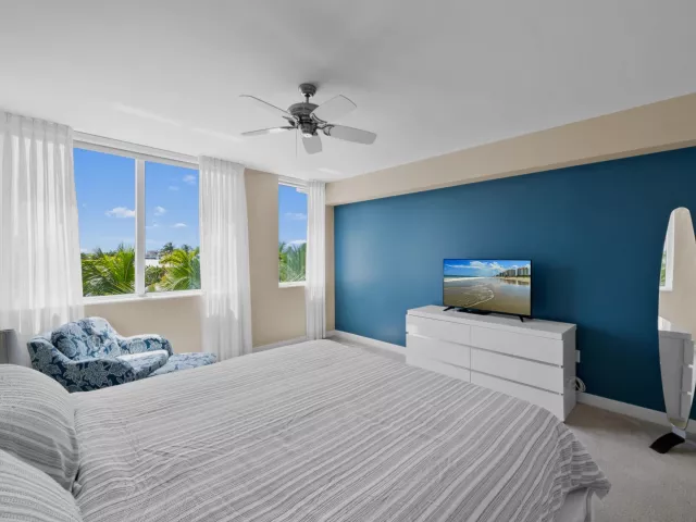 2-bedroom condo for rent in Fort Lauderdale - 2821 N Ocean Boulevard 401s - MondialRealty