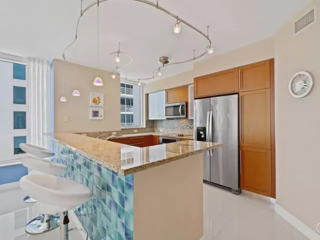 2-bedroom condo for rent in Fort Lauderdale - 2821 N Ocean Boulevard 401s - MondialRealty