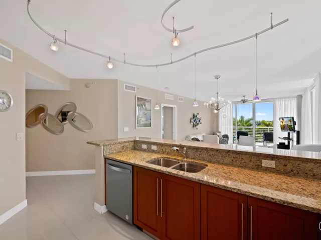 2-bedroom condo for rent in Fort Lauderdale - 2821 N Ocean Boulevard 401s - MondialRealty