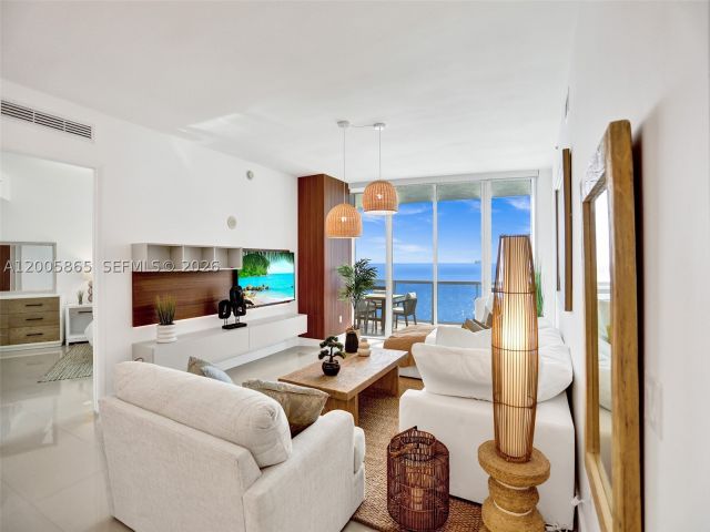 3-bedroom condo for rent in Sunny Isles Beach - 15901 Collins Ave 2807 - MondialRealty