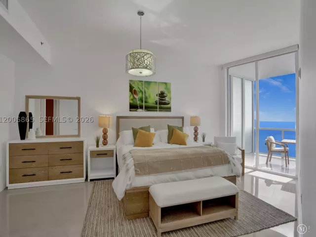 3-bedroom condo for rent in Sunny Isles Beach - 15901 Collins Ave 2807 - MondialRealty