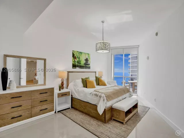 3-bedroom condo for rent in Sunny Isles Beach - 15901 Collins Ave 2807 - MondialRealty