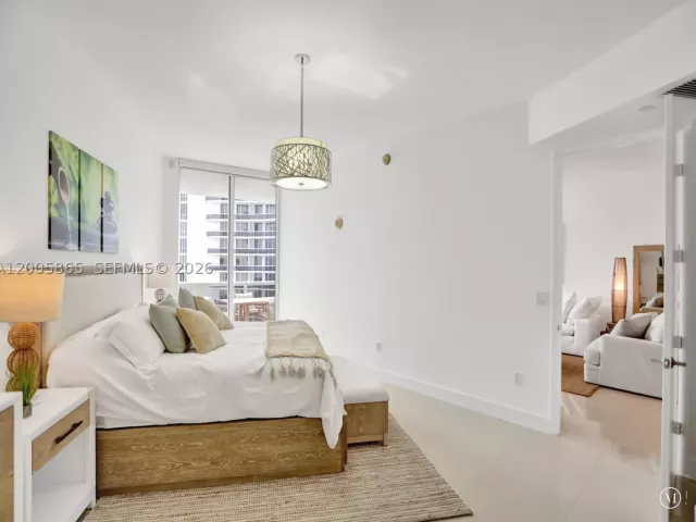 3-bedroom condo for rent in Sunny Isles Beach - 15901 Collins Ave 2807 - MondialRealty