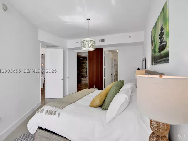 3-bedroom condo for rent in Sunny Isles Beach - 15901 Collins Ave 2807 - MondialRealty