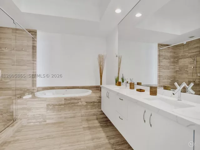 3-bedroom condo for rent in Sunny Isles Beach - 15901 Collins Ave 2807 - MondialRealty