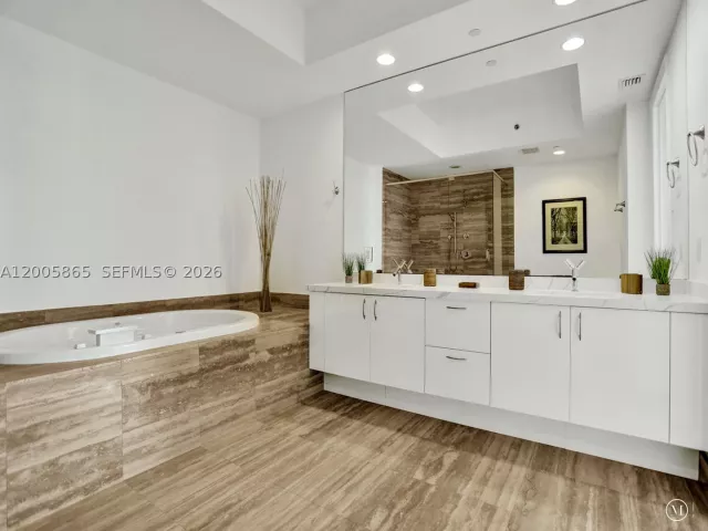 3-bedroom condo for rent in Sunny Isles Beach - 15901 Collins Ave 2807 - MondialRealty