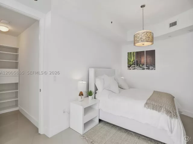 3-bedroom condo for rent in Sunny Isles Beach - 15901 Collins Ave 2807 - MondialRealty