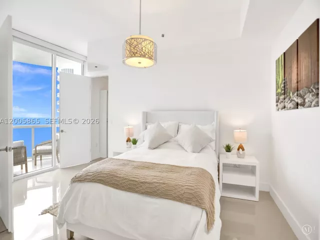 3-bedroom condo for rent in Sunny Isles Beach - 15901 Collins Ave 2807 - MondialRealty