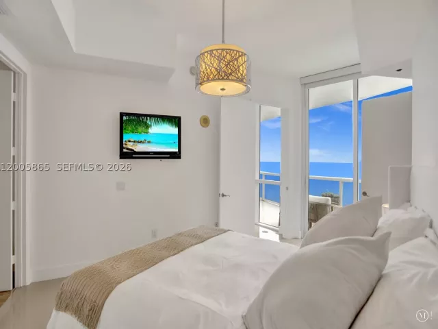 3-bedroom condo for rent in Sunny Isles Beach - 15901 Collins Ave 2807 - MondialRealty