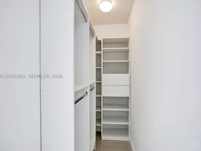 3-bedroom condo for rent in Sunny Isles Beach - 15901 Collins Ave 2807 - MondialRealty