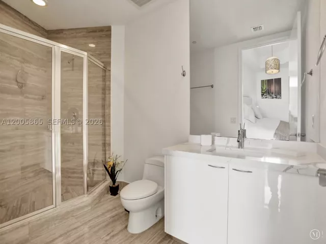 3-bedroom condo for rent in Sunny Isles Beach - 15901 Collins Ave 2807 - MondialRealty