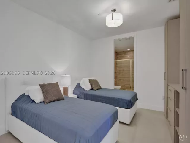 3-bedroom condo for rent in Sunny Isles Beach - 15901 Collins Ave 2807 - MondialRealty