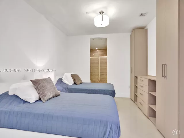3-bedroom condo for rent in Sunny Isles Beach - 15901 Collins Ave 2807 - MondialRealty
