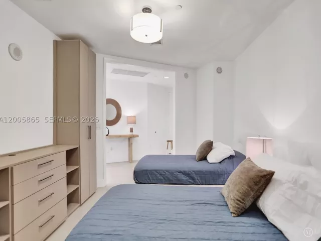 3-bedroom condo for rent in Sunny Isles Beach - 15901 Collins Ave 2807 - MondialRealty