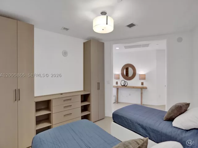 3-bedroom condo for rent in Sunny Isles Beach - 15901 Collins Ave 2807 - MondialRealty