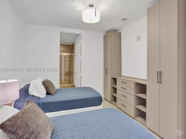 3-bedroom condo for rent in Sunny Isles Beach - 15901 Collins Ave 2807 - MondialRealty