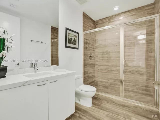 3-bedroom condo for rent in Sunny Isles Beach - 15901 Collins Ave 2807 - MondialRealty