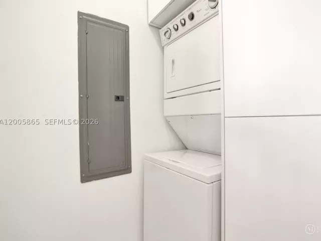 3-bedroom condo for rent in Sunny Isles Beach - 15901 Collins Ave 2807 - MondialRealty