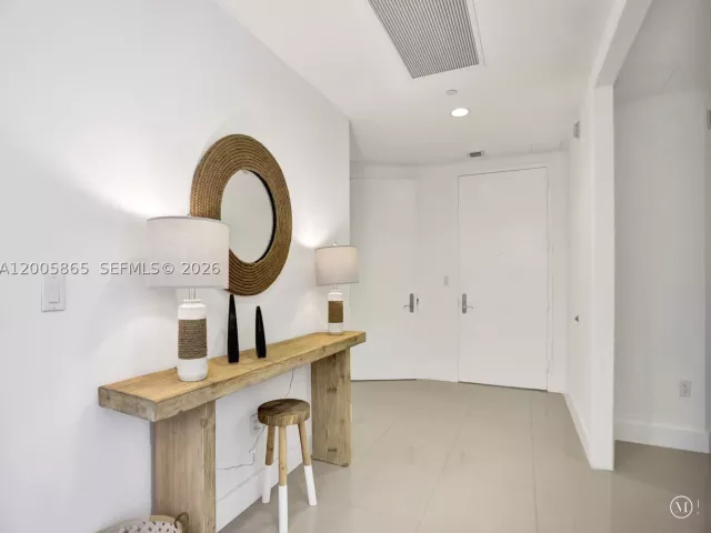3-bedroom condo for rent in Sunny Isles Beach - 15901 Collins Ave 2807 - MondialRealty