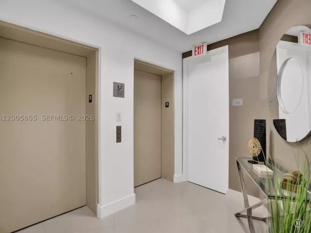 3-bedroom condo for rent in Sunny Isles Beach - 15901 Collins Ave 2807 - MondialRealty