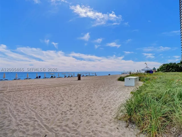 3-bedroom condo for rent in Sunny Isles Beach - 15901 Collins Ave 2807 - MondialRealty
